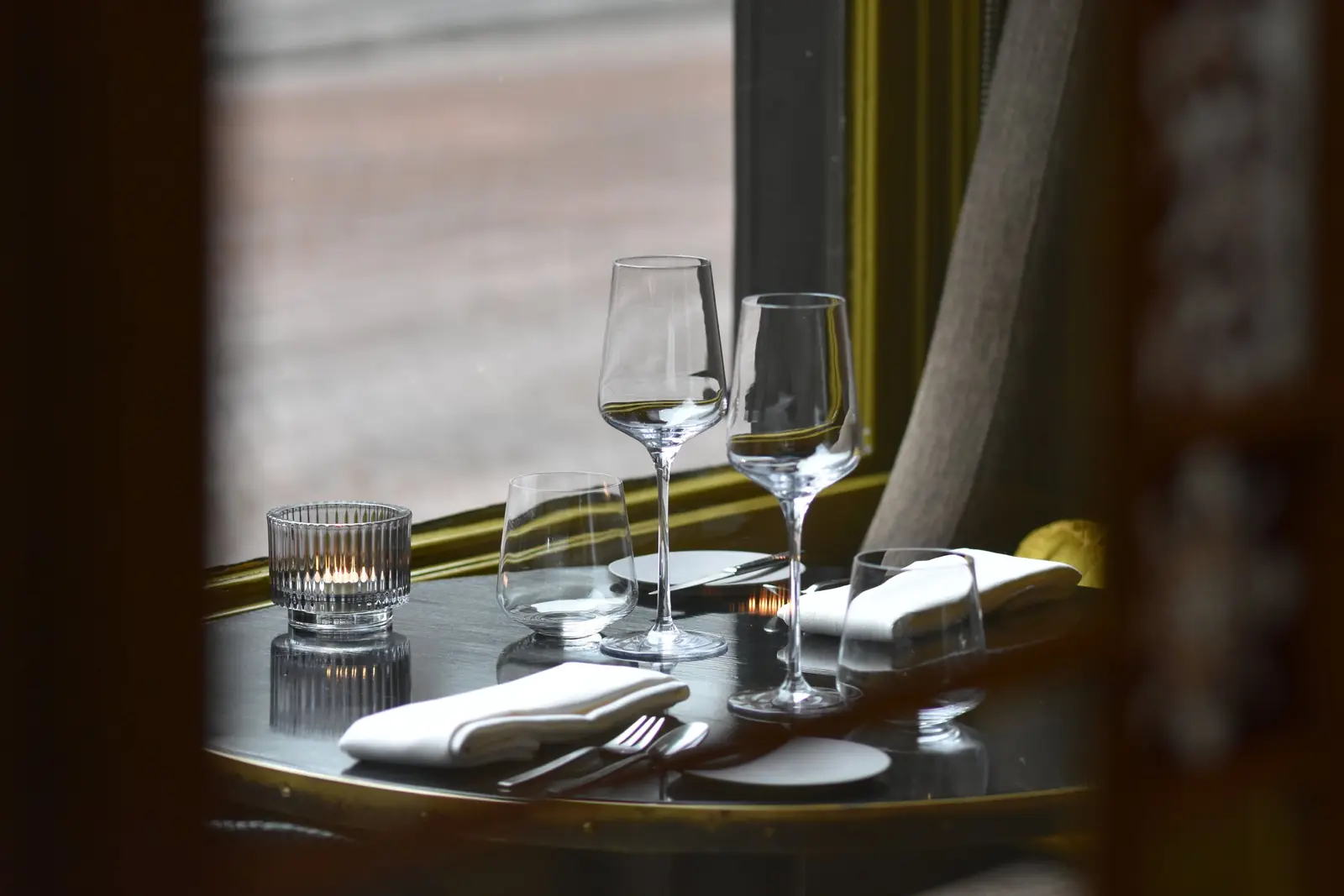 Gedekte tafel met wijnglazen bij Restaurant Oogst