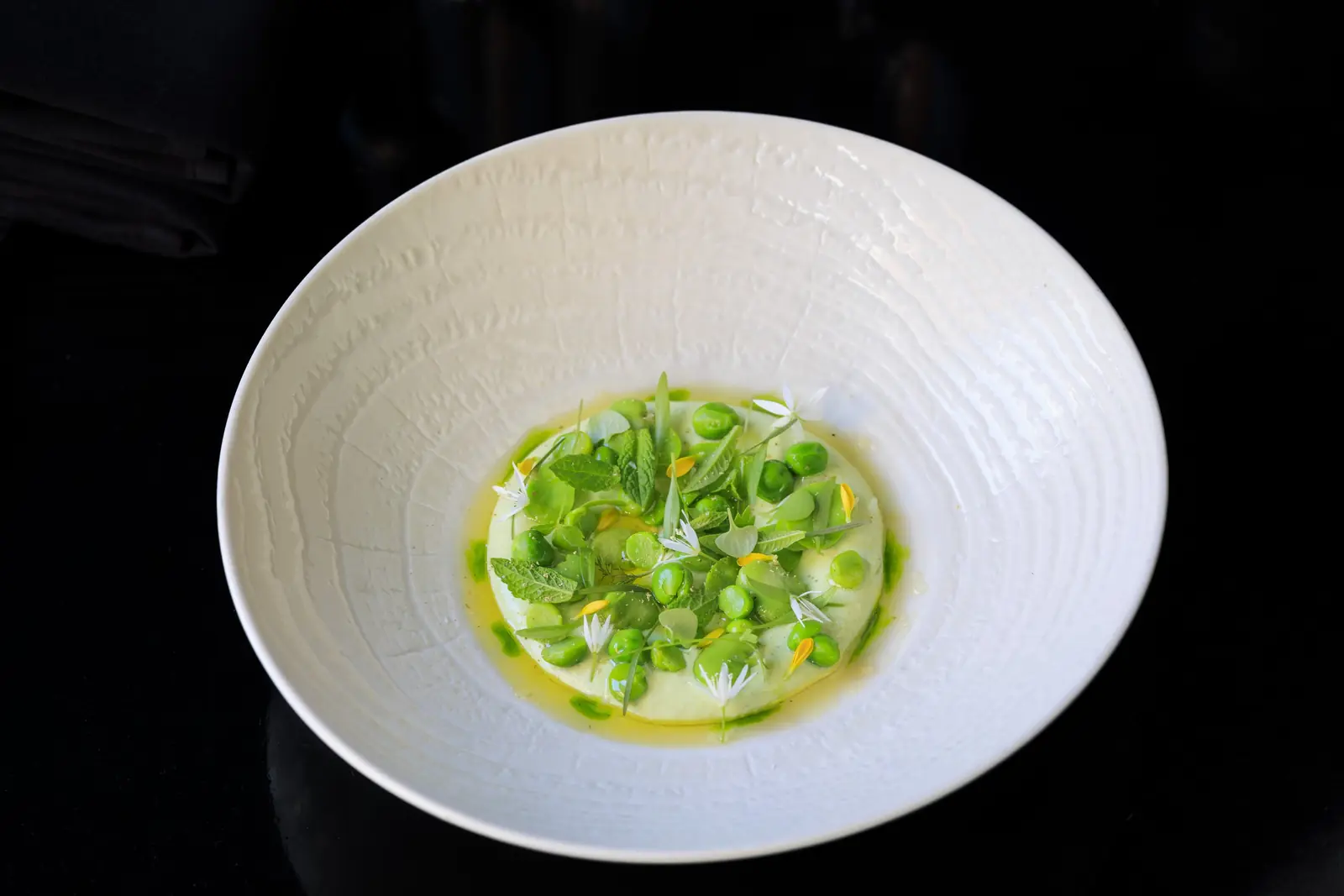 Jonge peulvruchten salade met kwark