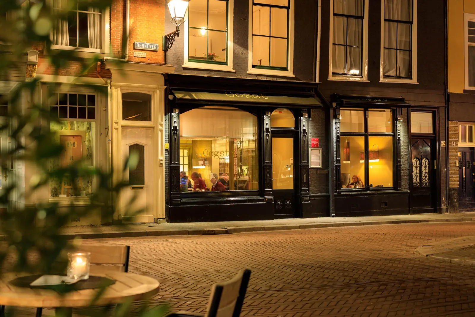 Restaurant Oogst aan de Denneweg in de avond